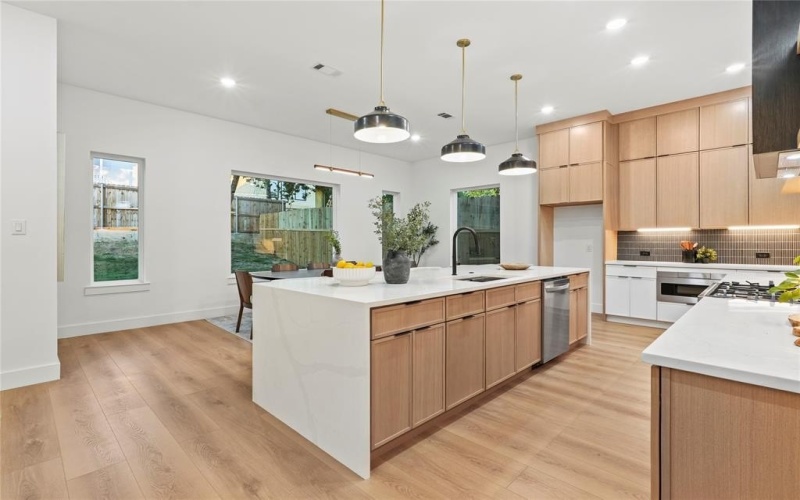 426 Avenue E, Dallas, TX 75203, 4 Bedrooms Bedrooms, ,5 BathroomsBathrooms,Residential,For Sale,426 Avenue E,20935823