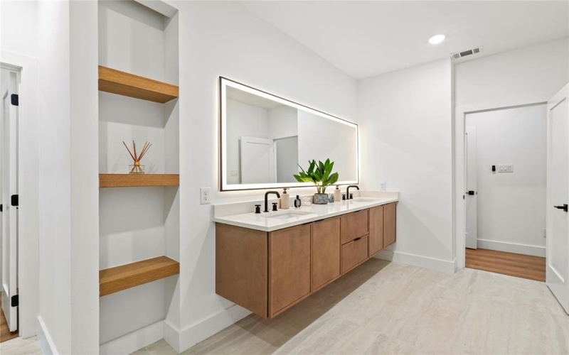 426 Avenue E, Dallas, TX 75203, 4 Bedrooms Bedrooms, ,5 BathroomsBathrooms,Residential,For Sale,426 Avenue E,20935823