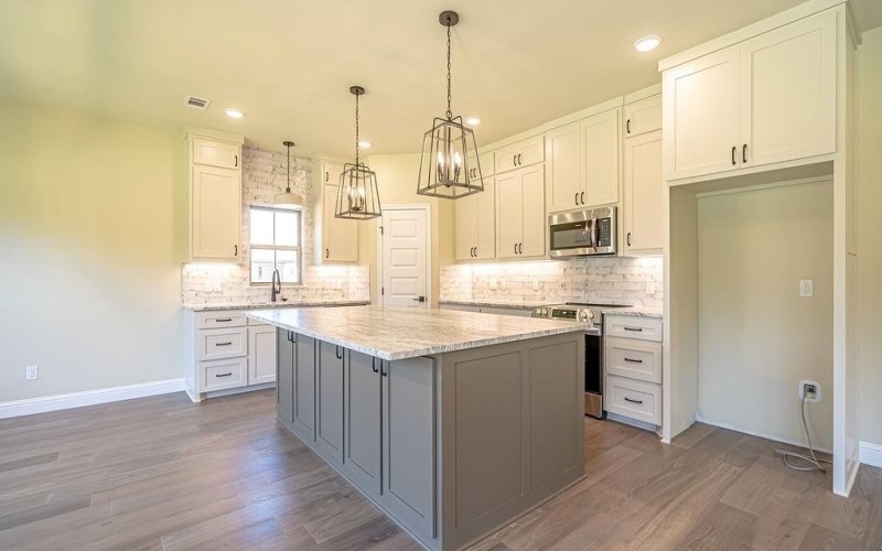 2104 Salina Circle, Granbury, TX 76048, 3 Bedrooms Bedrooms, ,2 BathroomsBathrooms,Residential,For Sale,2104 Salina Circle,20935841