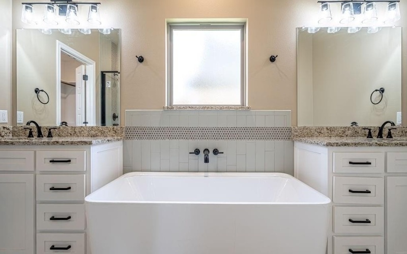 2208 Salina Circle, Granbury, TX 76048, 3 Bedrooms Bedrooms, ,2 BathroomsBathrooms,Residential,For Sale,2208 Salina Circle,20936023