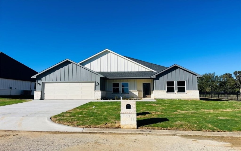 901 Holiday Hills, Mineral Wells, TX 76067, 4 Bedrooms Bedrooms, ,3 BathroomsBathrooms,Residential,For Sale,901 Holiday Hills,20939213