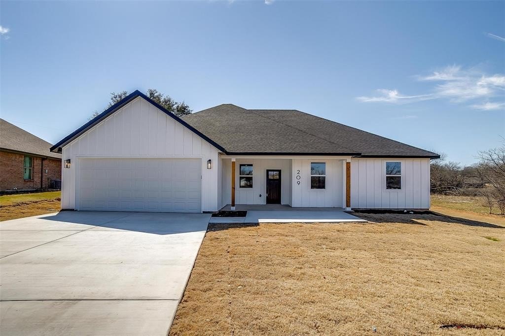 209 Lanai Drive, Runaway Bay, TX 76426, 3 Habitaciones Habitaciones , ,2 BañosBaños,Residential,En Venta,209 Lanai Drive,20940483