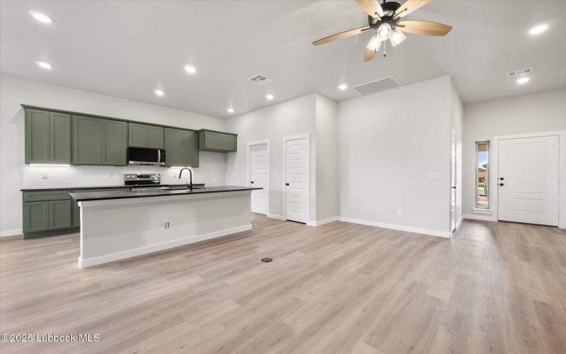 2203 134th Street, Lubbock, TX 79423, 3 Habitaciones Habitaciones , ,2 BañosBaños,Residential,En Venta,2203 134th Street,202555115