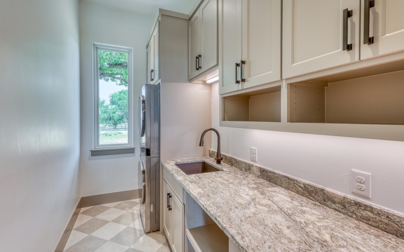 208 E Lakeshore Drive, Sunrise Beach, TX 78643-0000, 4 Habitaciones Habitaciones , ,5 BañosBaños,Residential,En Venta,208 E Lakeshore Drive,173512