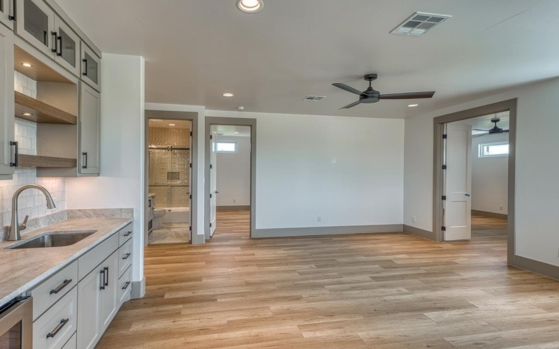 208 E Lakeshore Drive, Sunrise Beach, TX 78643-0000, 4 Habitaciones Habitaciones , ,5 BañosBaños,Residential,En Venta,208 E Lakeshore Drive,173512