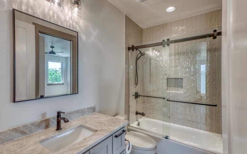 208 E Lakeshore Drive, Sunrise Beach, TX 78643-0000, 4 Habitaciones Habitaciones , ,5 BañosBaños,Residential,En Venta,208 E Lakeshore Drive,173512