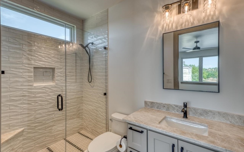 208 E Lakeshore Drive, Sunrise Beach, TX 78643-0000, 4 Habitaciones Habitaciones , ,5 BañosBaños,Residential,En Venta,208 E Lakeshore Drive,173512
