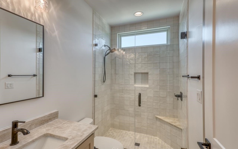 208 E Lakeshore Drive, Sunrise Beach, TX 78643-0000, 4 Habitaciones Habitaciones , ,5 BañosBaños,Residential,En Venta,208 E Lakeshore Drive,173512
