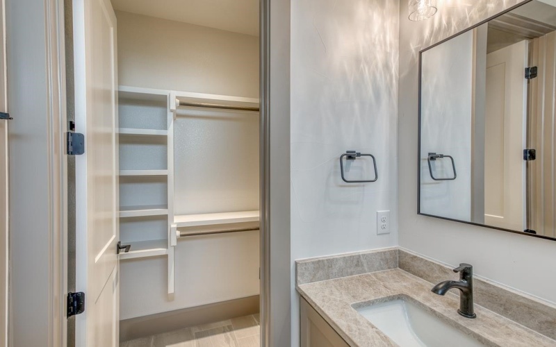 208 E Lakeshore Drive, Sunrise Beach, TX 78643-0000, 4 Habitaciones Habitaciones , ,5 BañosBaños,Residential,En Venta,208 E Lakeshore Drive,173512