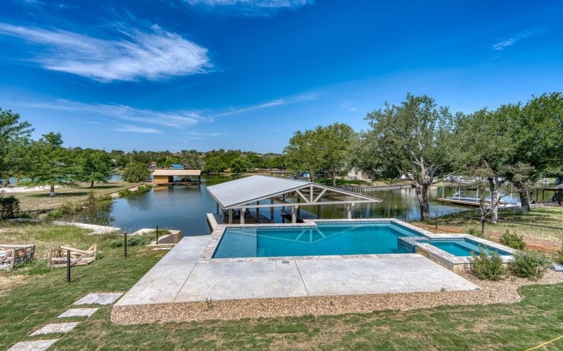 208 E Lakeshore Drive, Sunrise Beach, TX 78643-0000, 4 Habitaciones Habitaciones , ,5 BañosBaños,Residential,En Venta,208 E Lakeshore Drive,173512