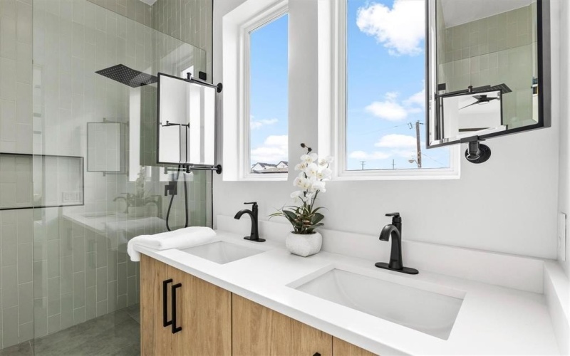 815 E 5th Street, Dallas, TX 75203, 19 Bedrooms Bedrooms, ,14 BathroomsBathrooms,Residential Multi Family,For Sale,815 E 5th Street,20944419