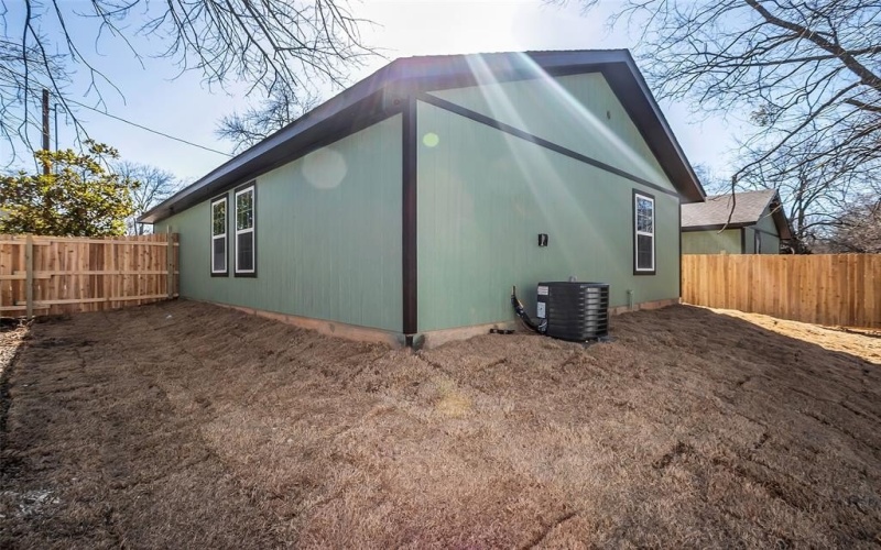 304 S 3rd, Bonham, TX 75418, 3 Bedrooms Bedrooms, ,2 BathroomsBathrooms,Residential Lease,For Rent,304 S 3rd,20944042