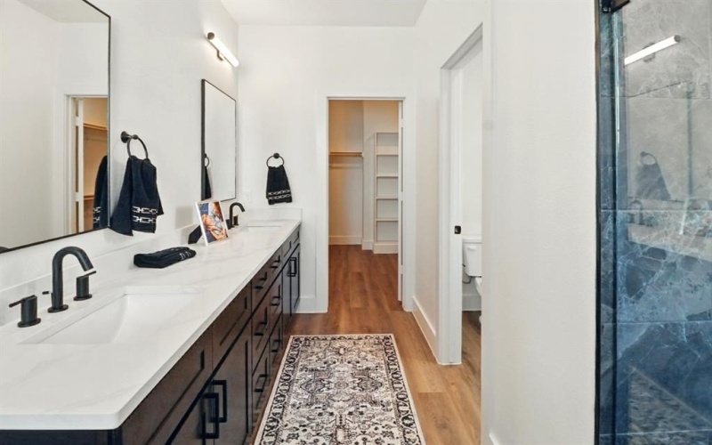 13325 Bee Street #301, Farmers Branch, TX 75234, 3 Bedrooms Bedrooms, ,3 BathroomsBathrooms,Residential,For Sale,13325 Bee Street,20944857