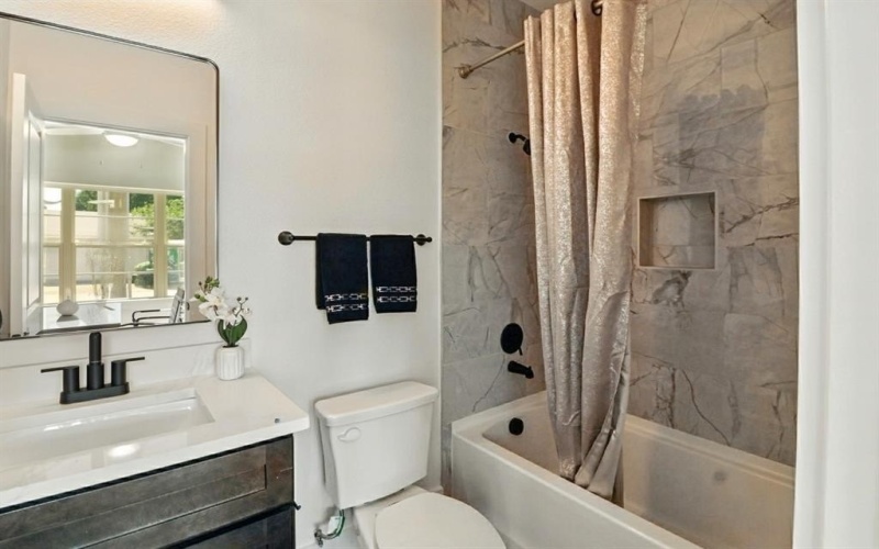 13325 Bee Street #301, Farmers Branch, TX 75234, 3 Bedrooms Bedrooms, ,3 BathroomsBathrooms,Residential,For Sale,13325 Bee Street,20944857