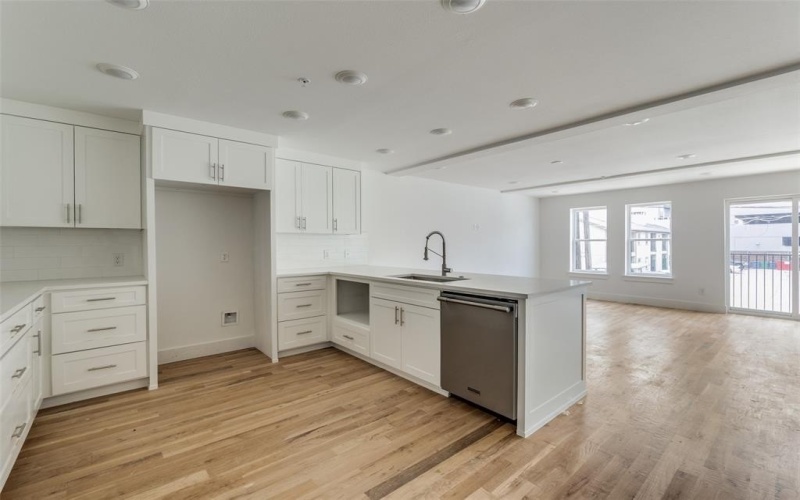 4701 San Jacinto Street #101, Dallas, TX 75204, 2 Bedrooms Bedrooms, ,2 BathroomsBathrooms,Residential,For Sale,4701 San Jacinto Street,20938991