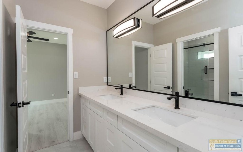 128A Saturn Lane #A, South Padre Island, TX 78597, 6 Habitaciones Habitaciones , ,6 BañosBaños,Residential,En Venta,128A Saturn Lane,103808