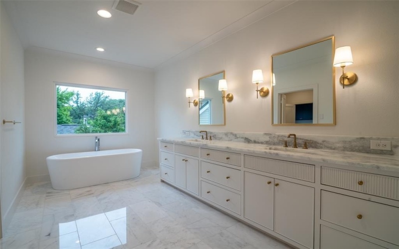 9621 Larchcrest Drive, Dallas, TX 75238, 4 Bedrooms Bedrooms, ,5 BathroomsBathrooms,Residential,For Sale,9621 Larchcrest Drive,20912017