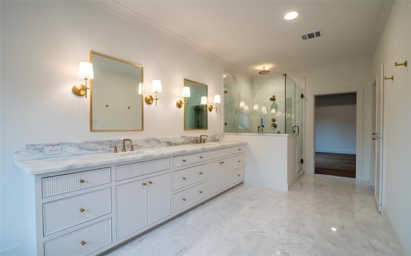 9621 Larchcrest Drive, Dallas, TX 75238, 4 Bedrooms Bedrooms, ,5 BathroomsBathrooms,Residential,For Sale,9621 Larchcrest Drive,20912017