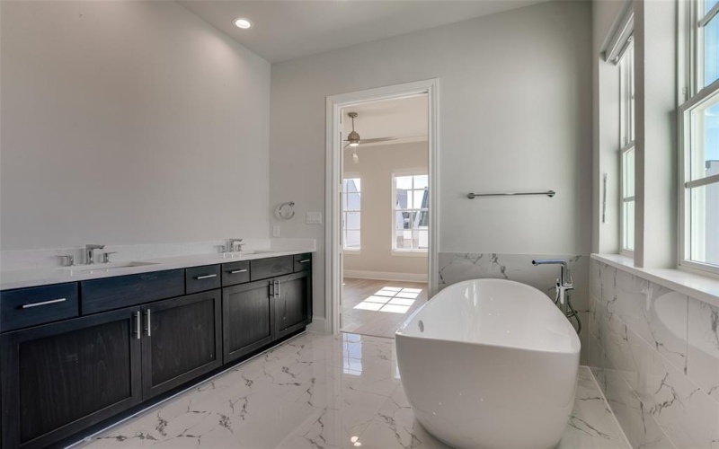 4657 New Water Lane, Dallas, TX 75219, 3 Habitaciones Habitaciones , ,3 BañosBaños,Residential,En Venta,4657 New Water Lane,20945167