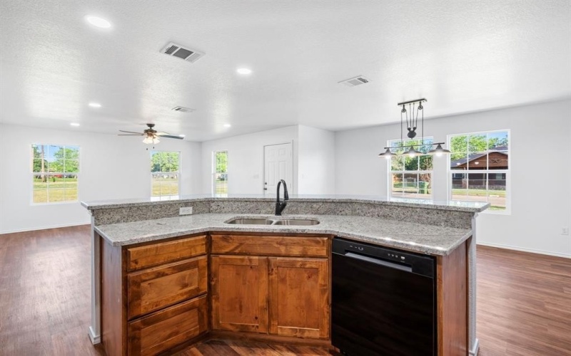 1105 SE 14th Street, Mineral Wells, TX 76067, 3 Bedrooms Bedrooms, ,2 BathroomsBathrooms,Residential,For Sale,1105 SE 14th Street,20947255