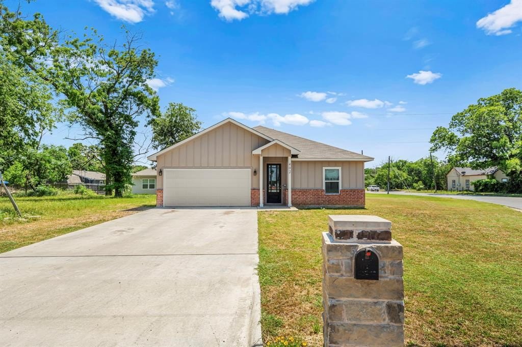 402 ROBBINS Street, Cleburne, TX 76031, 4 Bedrooms Bedrooms, ,2 BathroomsBathrooms,Residential,For Sale,402 ROBBINS Street,20947277