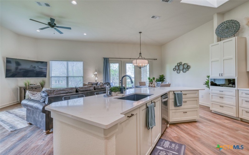 302 Parallel Circle, Horseshoe Bay, TX 78657, 2 Bedrooms Bedrooms, ,2 BathroomsBathrooms,Residential,For Sale,302 Parallel Circle,579770
