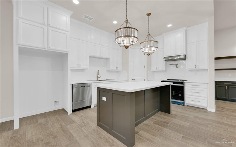 8015 N 48th Lane, McAllen, TX 78504, 4 Bedrooms Bedrooms, ,3 BathroomsBathrooms,Residential,For Sale,8015 N 48th Lane,472414