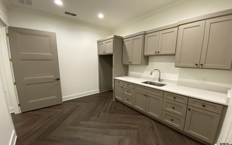 2524 Oak Manor Way, Tyler, TX 75703, ,Commercial Lease,For Rent,2524 Oak Manor Way,25008134