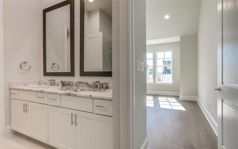 4651 New Water Lane, Dallas, TX 75219, 2 Habitaciones Habitaciones , ,2 BañosBaños,Residential,En Venta,4651 New Water Lane,20949322