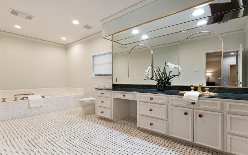7 Duncannon Court, Dallas, TX 75225, 4 Bedrooms Bedrooms, ,5 BathroomsBathrooms,Residential,For Sale,7 Duncannon Court,20936138