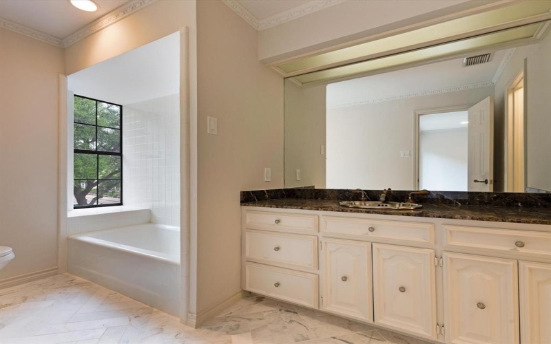 7 Duncannon Court, Dallas, TX 75225, 4 Bedrooms Bedrooms, ,5 BathroomsBathrooms,Residential,For Sale,7 Duncannon Court,20936138