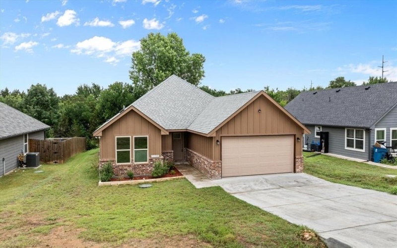 2615 San Gabriel Drive, Granbury, TX 76048, 3 Bedrooms Bedrooms, ,2 BathroomsBathrooms,Residential,For Sale,2615 San Gabriel Drive,20929799