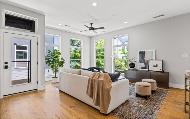 4707 Virginia Avenue #103, Dallas, TX 75204, 2 Habitaciones Habitaciones , ,3 BañosBaños,Residential,En Venta,4707 Virginia Avenue,20952758