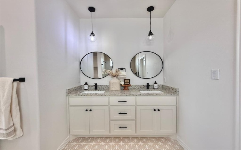 5600 San Jacinto Drive, Granbury, TX 76048, 3 Bedrooms Bedrooms, ,2 BathroomsBathrooms,Residential,For Sale,5600 San Jacinto Drive,20940965