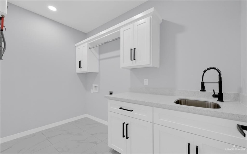 3107 S Auburndale Avenue, Edinburg, TX 78542, 3 Bedrooms Bedrooms, ,3 BathroomsBathrooms,Residential,For Sale,3107 S Auburndale Avenue,472604