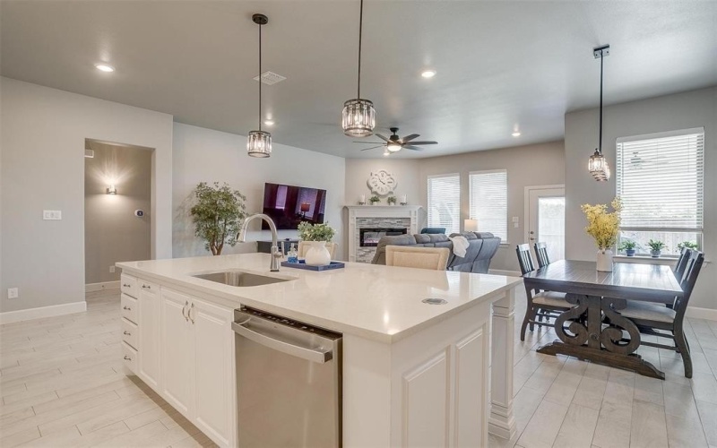 1733 Reverie Road, Burleson, TX 76028, 3 Habitaciones Habitaciones , ,2 BañosBaños,Residential,En Venta,1733 Reverie Road,20954852