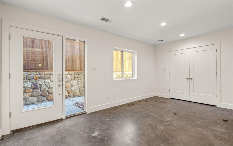 2206 Arroyo Avenue #303, Dallas, TX 75219, 2 Habitaciones Habitaciones , ,2 BañosBaños,Residential Lease,En Alquiler,2206 Arroyo Avenue,20956841