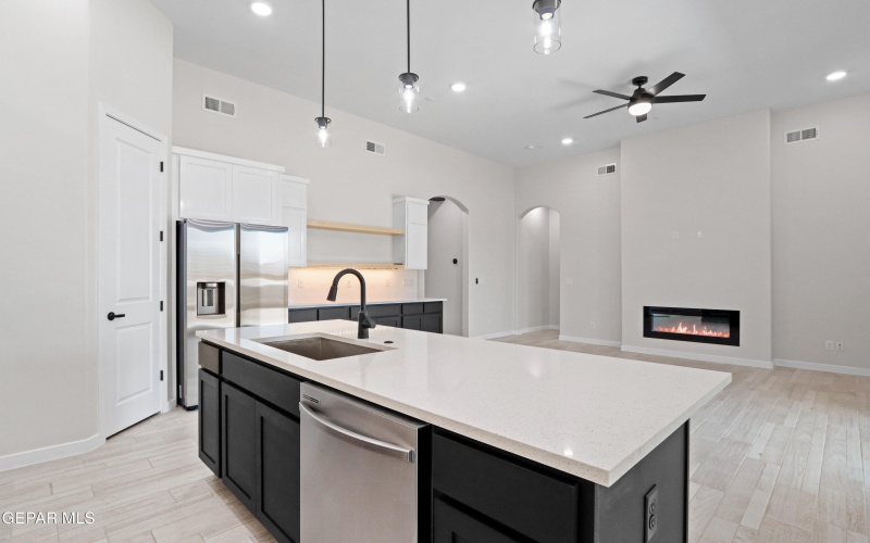 13901 Summer Hail Avenue, El Paso, TX 79928, 4 Bedrooms Bedrooms, ,3 BathroomsBathrooms,Residential,For Sale,13901 Summer Hail Avenue,923871