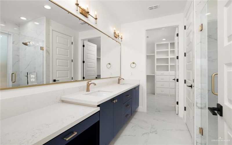 4909 W Highland Avenue, McAllen, TX 78501, 4 Habitaciones Habitaciones , ,5 BañosBaños,Residential Lease,En Alquiler,4909 W Highland Avenue,472975