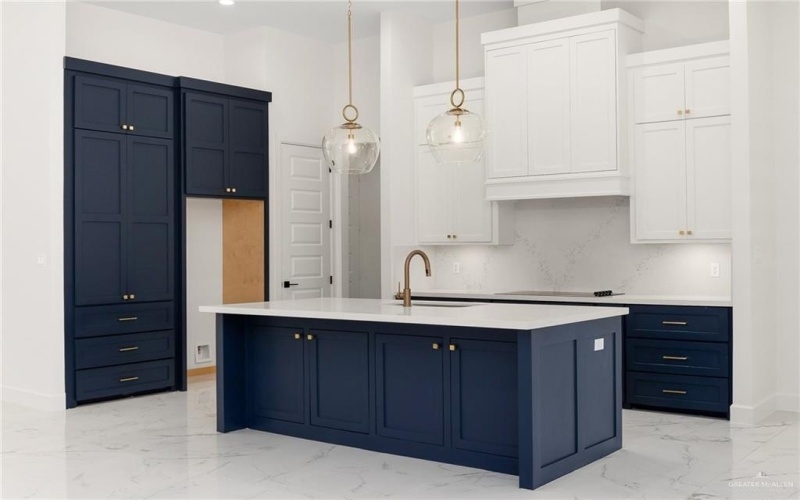 4909 W Highland Avenue, McAllen, TX 78501, 4 Habitaciones Habitaciones , ,5 BañosBaños,Residential Lease,En Alquiler,4909 W Highland Avenue,472975
