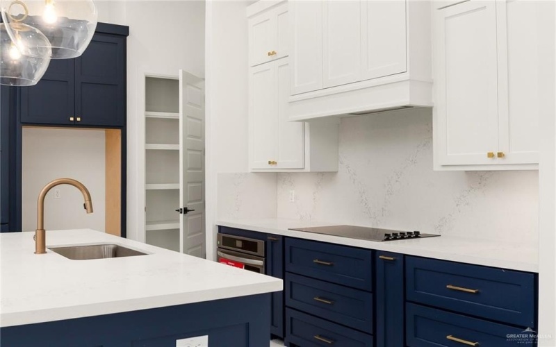 4909 W Highland Avenue, McAllen, TX 78501, 4 Habitaciones Habitaciones , ,5 BañosBaños,Residential Lease,En Alquiler,4909 W Highland Avenue,472975