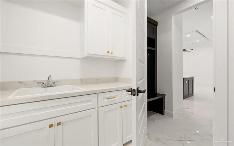 4909 W Highland Avenue, McAllen, TX 78501, 4 Habitaciones Habitaciones , ,5 BañosBaños,Residential Lease,En Alquiler,4909 W Highland Avenue,472975