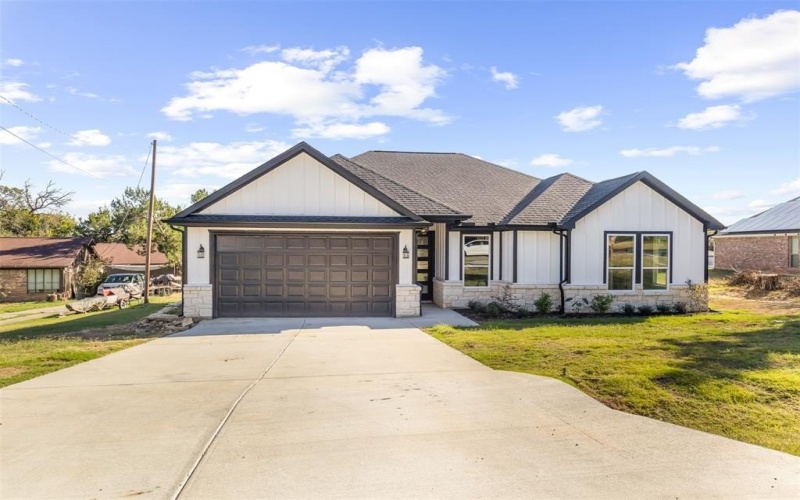 1621 S Chisholm Trail, Granbury, TX 76048, 4 Bedrooms Bedrooms, ,2 BathroomsBathrooms,Residential,For Sale,1621 S Chisholm Trail,20958667