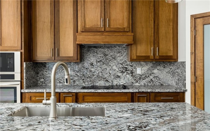 820 N Brushfield Avenue, Edinburg, TX 78541, 3 Habitaciones Habitaciones , ,2 BañosBaños,Residential,En Venta,820 N Brushfield Avenue,473089