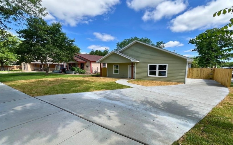 1317 E Tucker Street, Fort Worth, TX 76104, 4 Habitaciones Habitaciones , ,2 BañosBaños,Residential,En Venta,1317 E Tucker Street,20938981