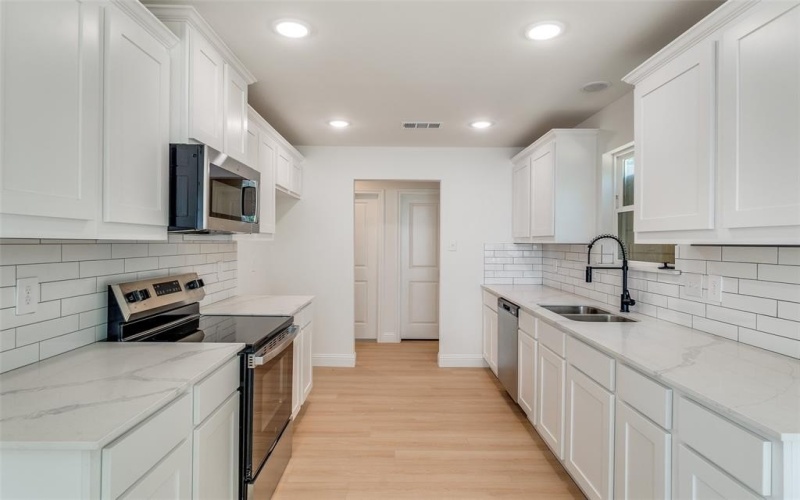 1619 E Woodin Boulevard, Dallas, TX 75203, 4 Bedrooms Bedrooms, ,2 BathroomsBathrooms,Residential,For Sale,1619 E Woodin Boulevard,20960106