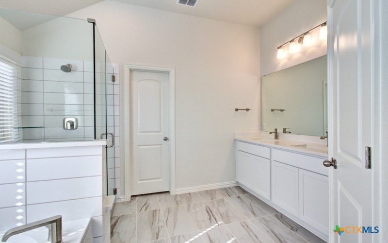 771 Navarro Street, New Braunfels, TX 78132, 4 Habitaciones Habitaciones , ,2 BañosBaños,Residential,En Venta,771 Navarro Street,582936