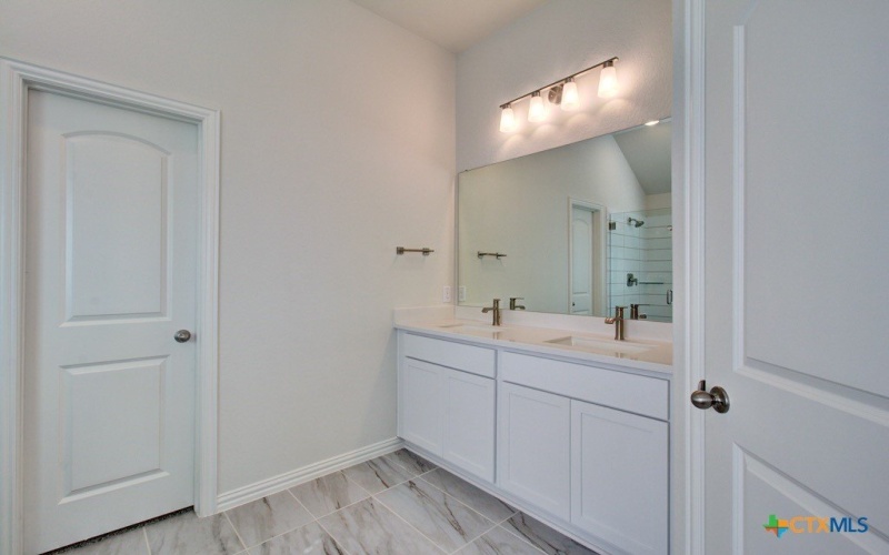 771 Navarro Street, New Braunfels, TX 78132, 4 Habitaciones Habitaciones , ,2 BañosBaños,Residential,En Venta,771 Navarro Street,582936