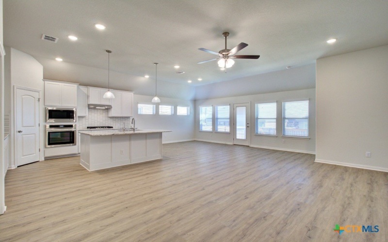 771 Navarro Street, New Braunfels, TX 78132, 4 Habitaciones Habitaciones , ,2 BañosBaños,Residential,En Venta,771 Navarro Street,582936