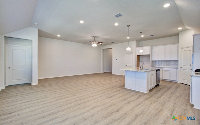 771 Navarro Street, New Braunfels, TX 78132, 4 Habitaciones Habitaciones , ,2 BañosBaños,Residential,En Venta,771 Navarro Street,582936